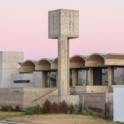 Vaulted roof. R&C House by Cristián Nanzer | METALOCUS